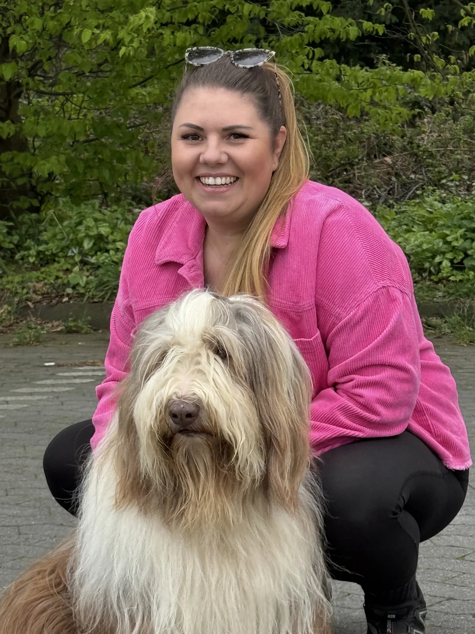 Laura, Inhaberin von Pfotenziel, mit ihrem Hund